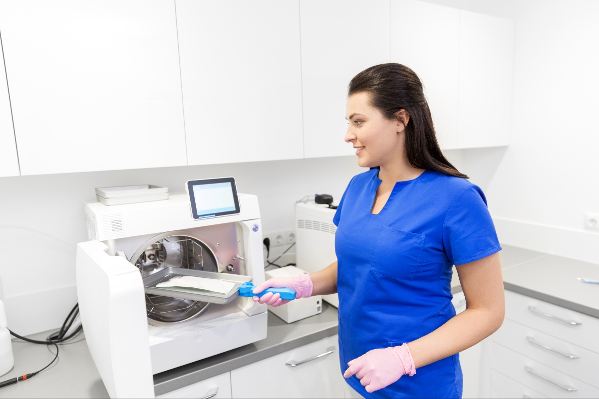 6 Pasi pentru Dezinfectia si Sterilizarea Instrumentarului Medical - Conformitate DSP